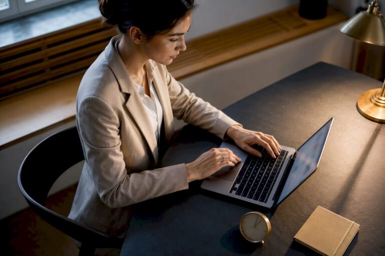 Person verwaltet die E-Mail-Bearbeitung am Arbeitsplatz