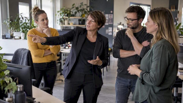 Team diskutiert psychische Belastungen am Arbeitsplatz