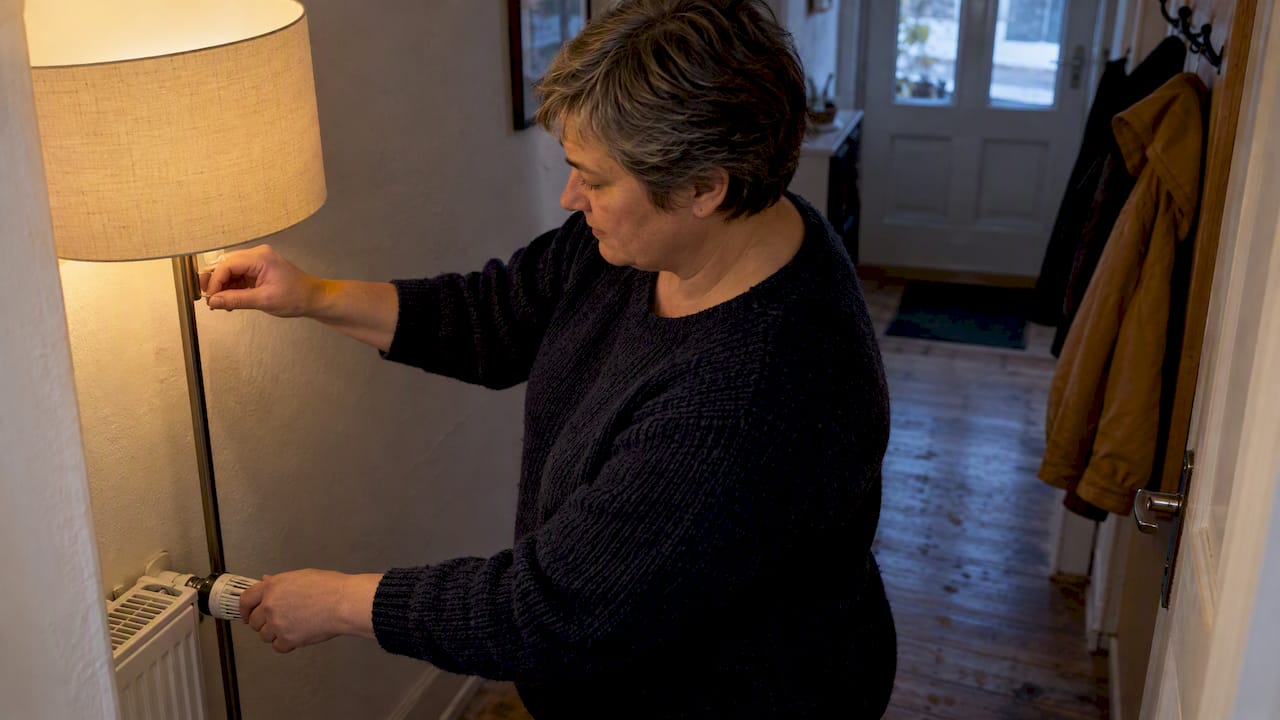 Hand stellt Temperatur und gedämpftes Licht ein